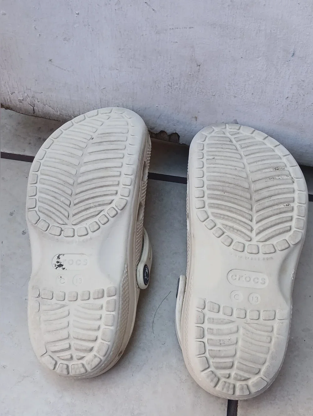 Crocs Kids Off White Classic Clogs | Sz C 13